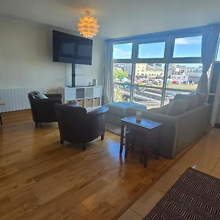 Great 2 Bed, 2 Bath Apartment, River & Views * גלוואיי