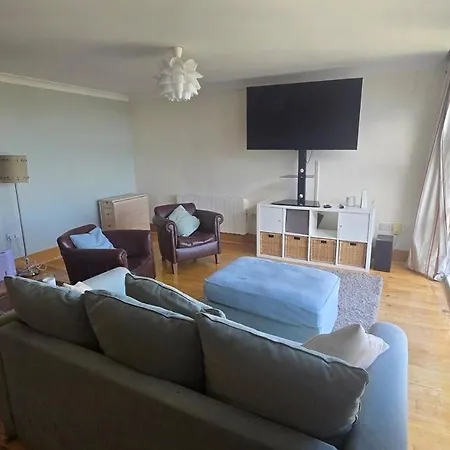 Great 2 Bed, 2 Bath Apartment, River & Views גלוואיי