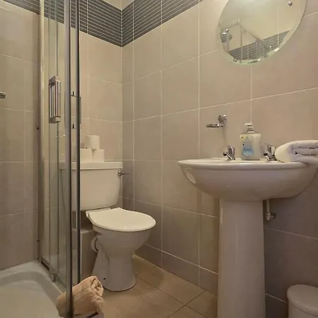 Great 2 Bed, 2 Bath Apartment, River & Views דירה