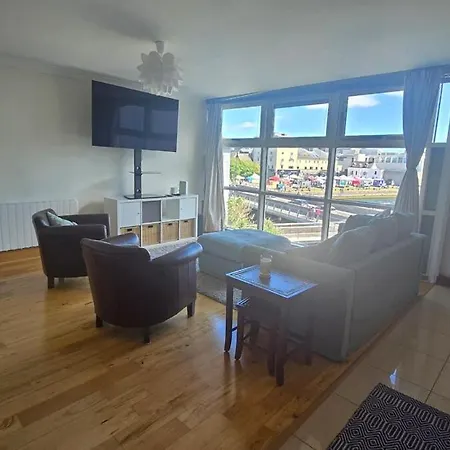 Great 2 Bed, 2 Bath Apartment, River & Views * גלוואיי