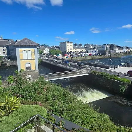 Great 2 Bed, 2 Bath Apartment, River & Views 戈尔韦
