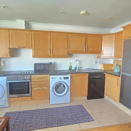 Great 2 Bed, 2 Bath Apartment, River & Views * גלוואיי