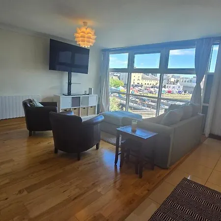 דירה Great 2 Bed, 2 Bath Apartment, River & Views *