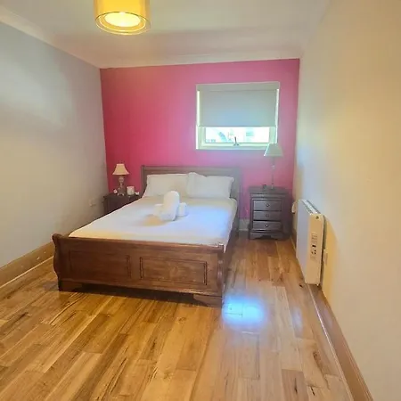 Great 2 Bed, 2 Bath Apartment, River & Views * גלוואיי