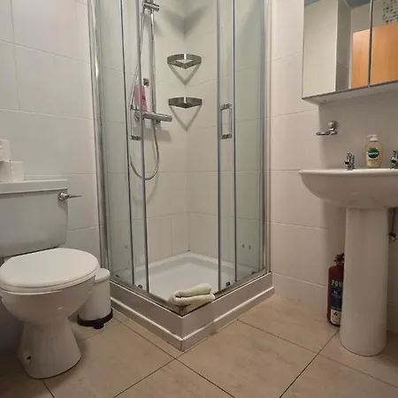 Great 2 Bed, 2 Bath Apartment, River & Views * גלוואיי