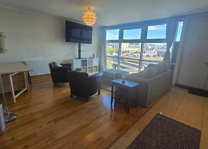 Great 2 Bed, 2 Bath Apartment, River & Views * Galway