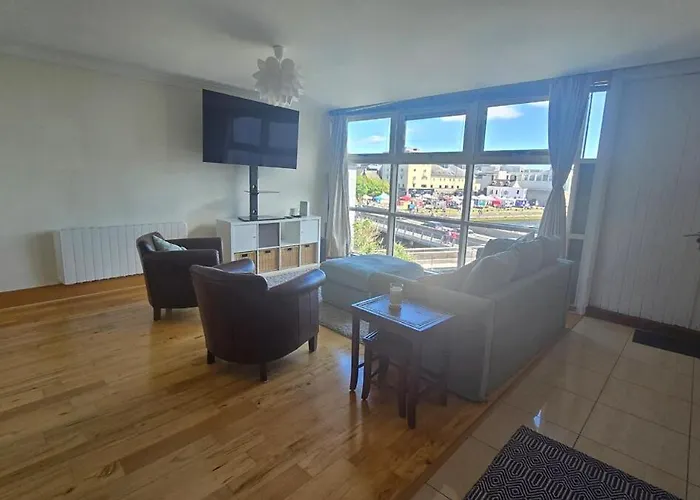 Great 2 Bed, 2 Bath Apartment, River & Views * Galway