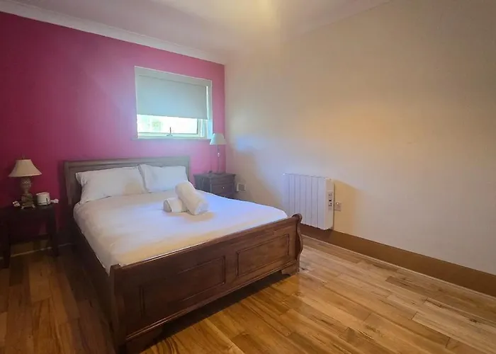 Great 2 Bed, 2 Bath Apartment, River & Views